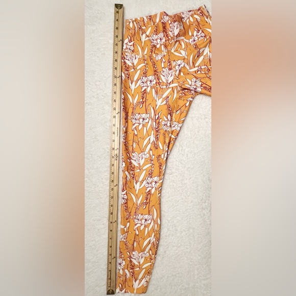 Fabletics NWT XS High-Waisted Fold Over PowerHold 7/8 Legging in Poetic Posy - Picture 6 of 7